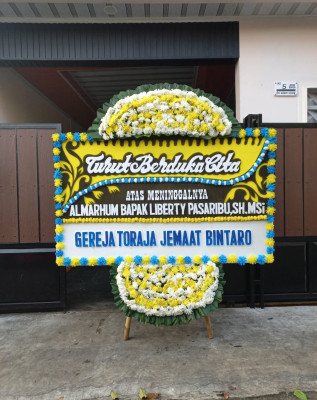 Papan Bunga Duka di Pantai Sagu