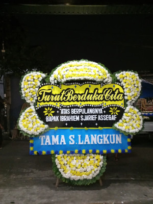 Papan Bunga Duka di Pantai Sagu